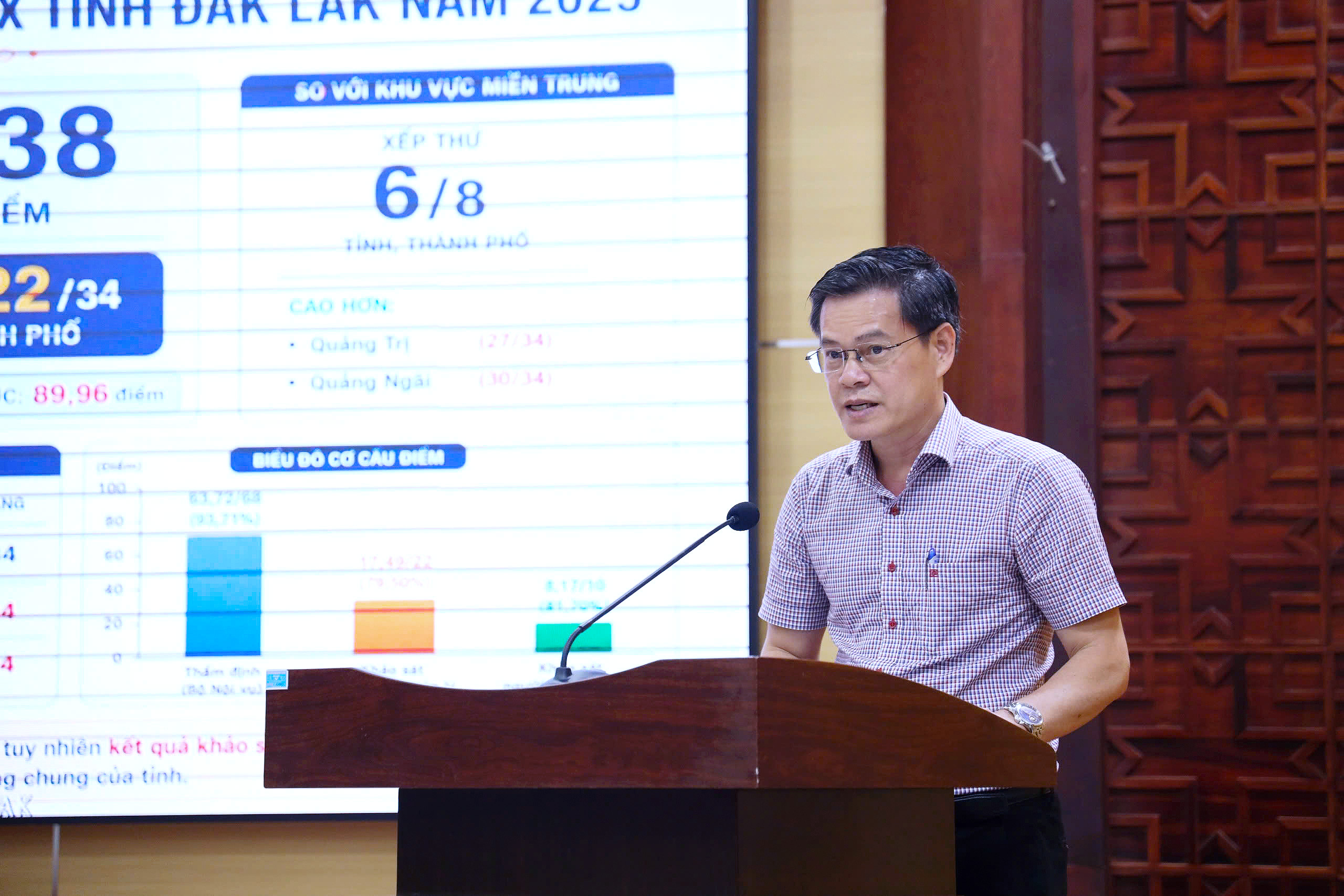 Tỉnh ủy viên, Giám đốc Sở Nội vụ Trương Ngọc Tuấn thông tin tại hội nghị.